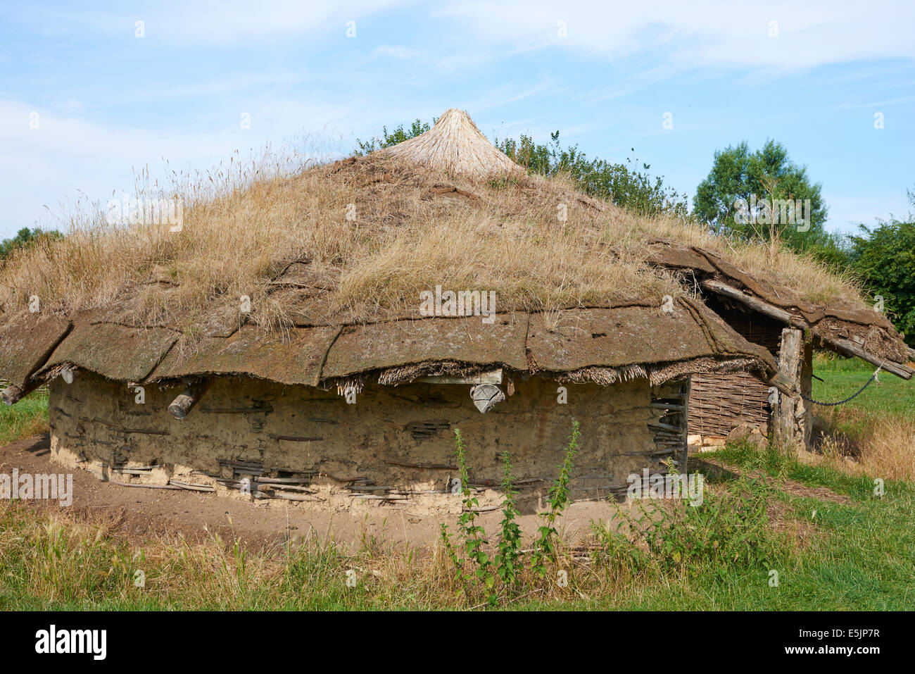 Bronze age roundhouse hires stock photography and images Alamy