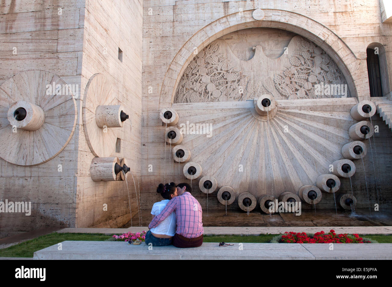 A couple kissing in front of the façade of the Cafesjian Center for the Arts, Cascade of Yerevan, Armenia Stock Photo