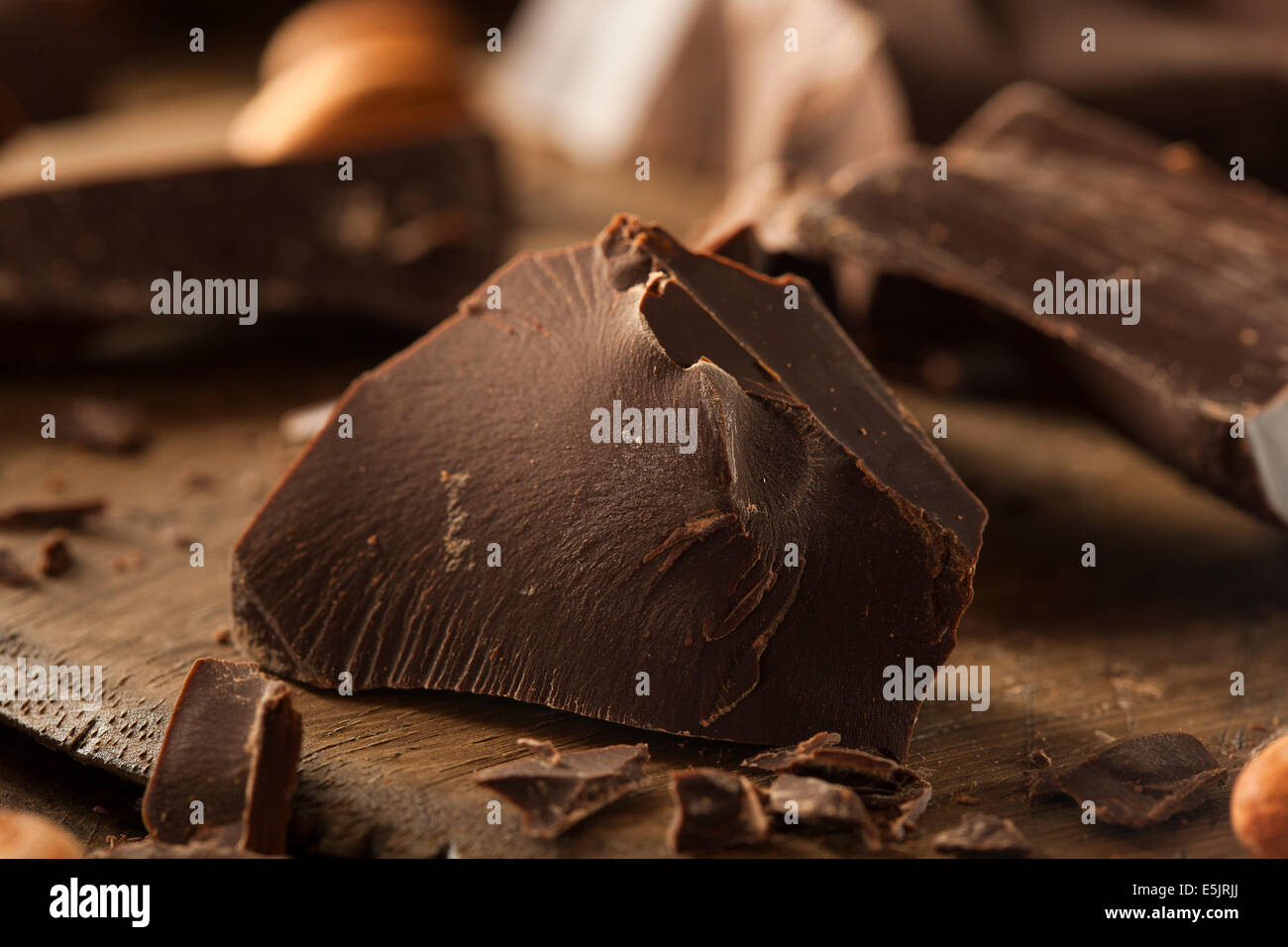 шоколад тонкие пластинки. жировое поседение шоколада. плитка шоколада фон. молочный шоколад. ванильный шоколад эстетика.