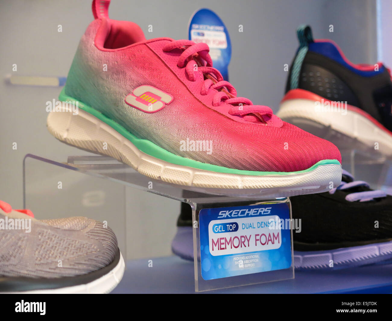 Luik Ontwikkelen Structureel Skechers Shoe Shop High Resolution Stock Photography and Images - Alamy