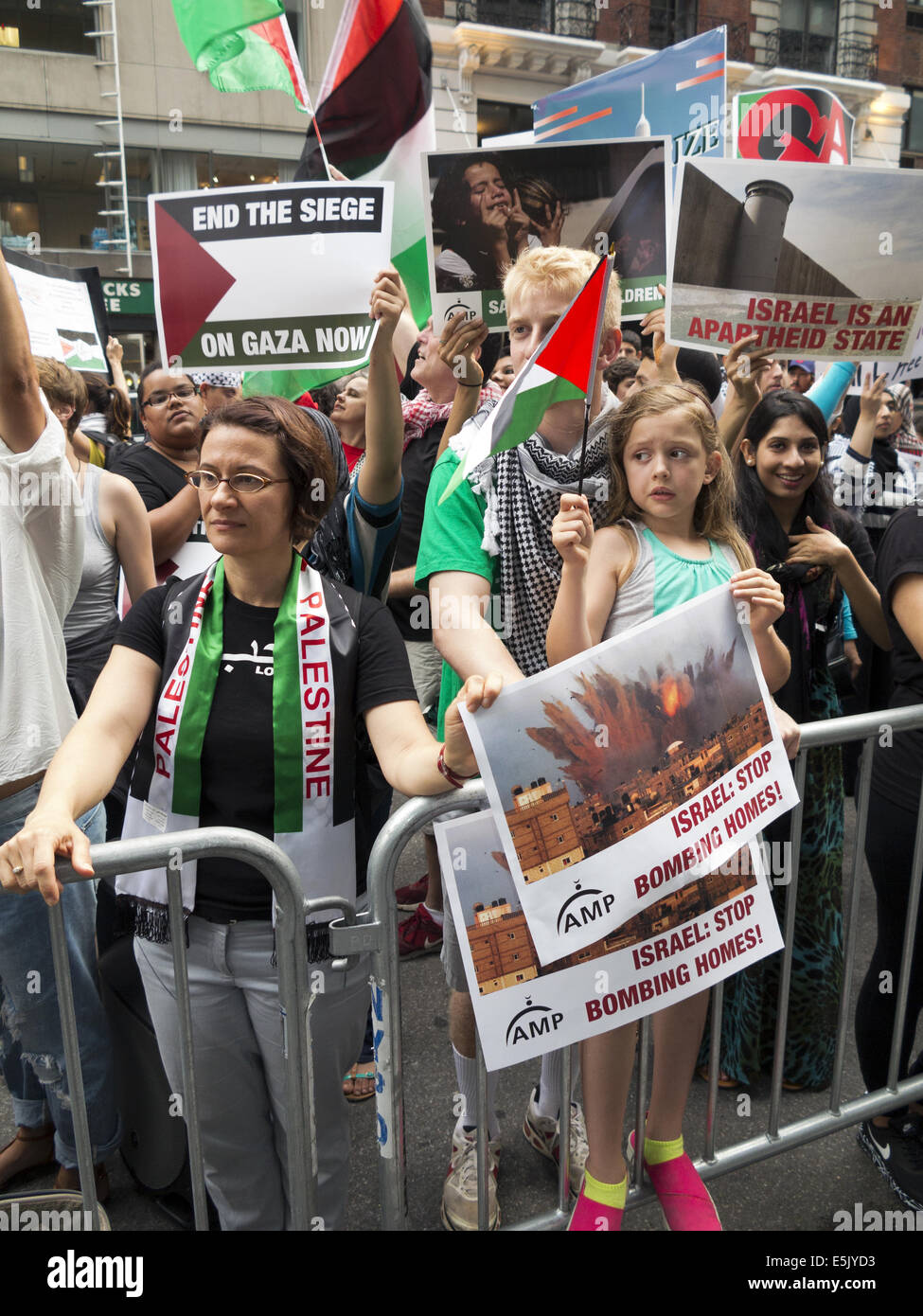 USA: NYC, NY. Pro-Palestinian demonstration at Columbus Circle protesting Israeli attacks against Gaza, August 1, 2014. Stock Photo