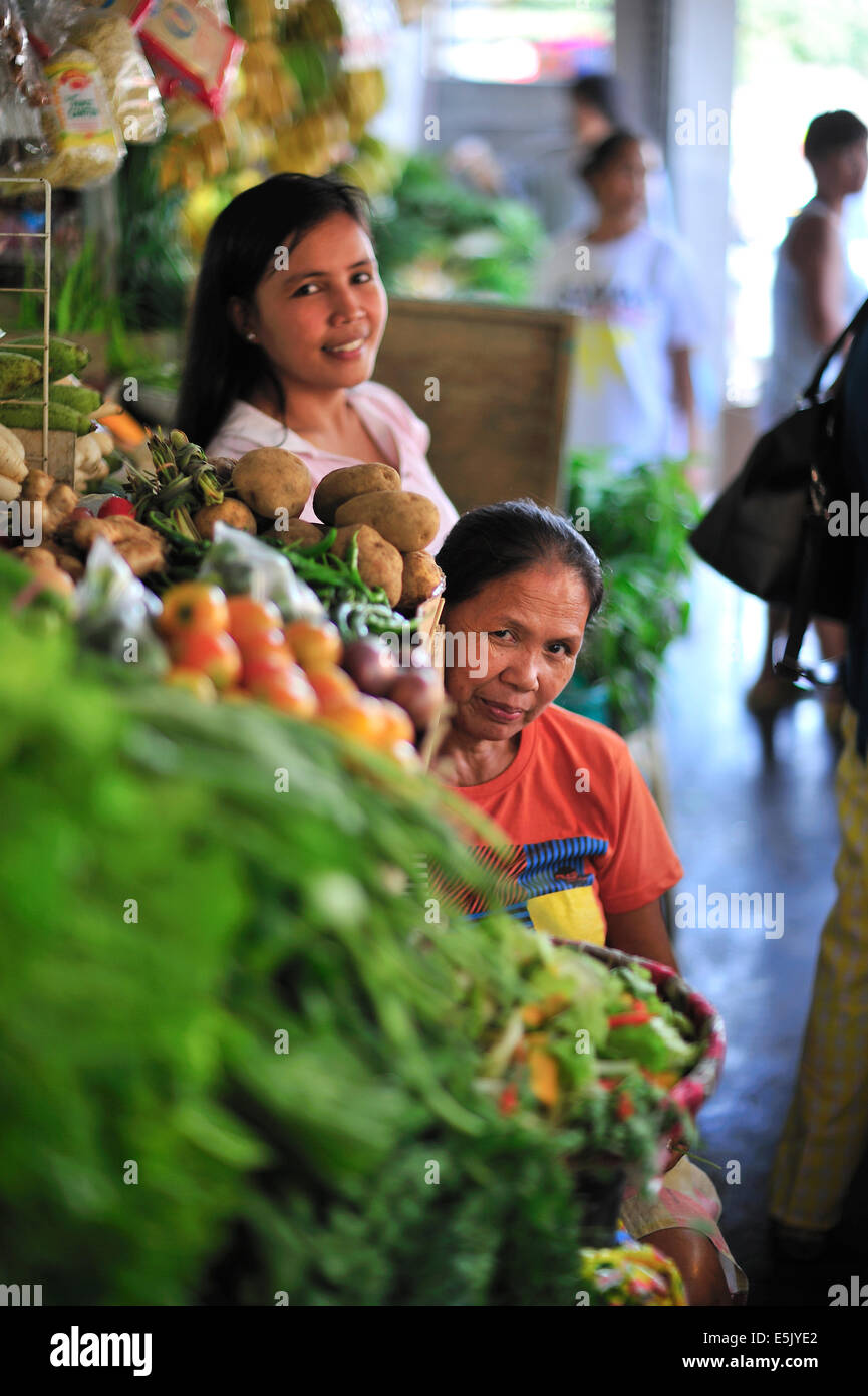 Filipinas working on vegetable stall Lahug Market Cebu City Philippines Stock Photo