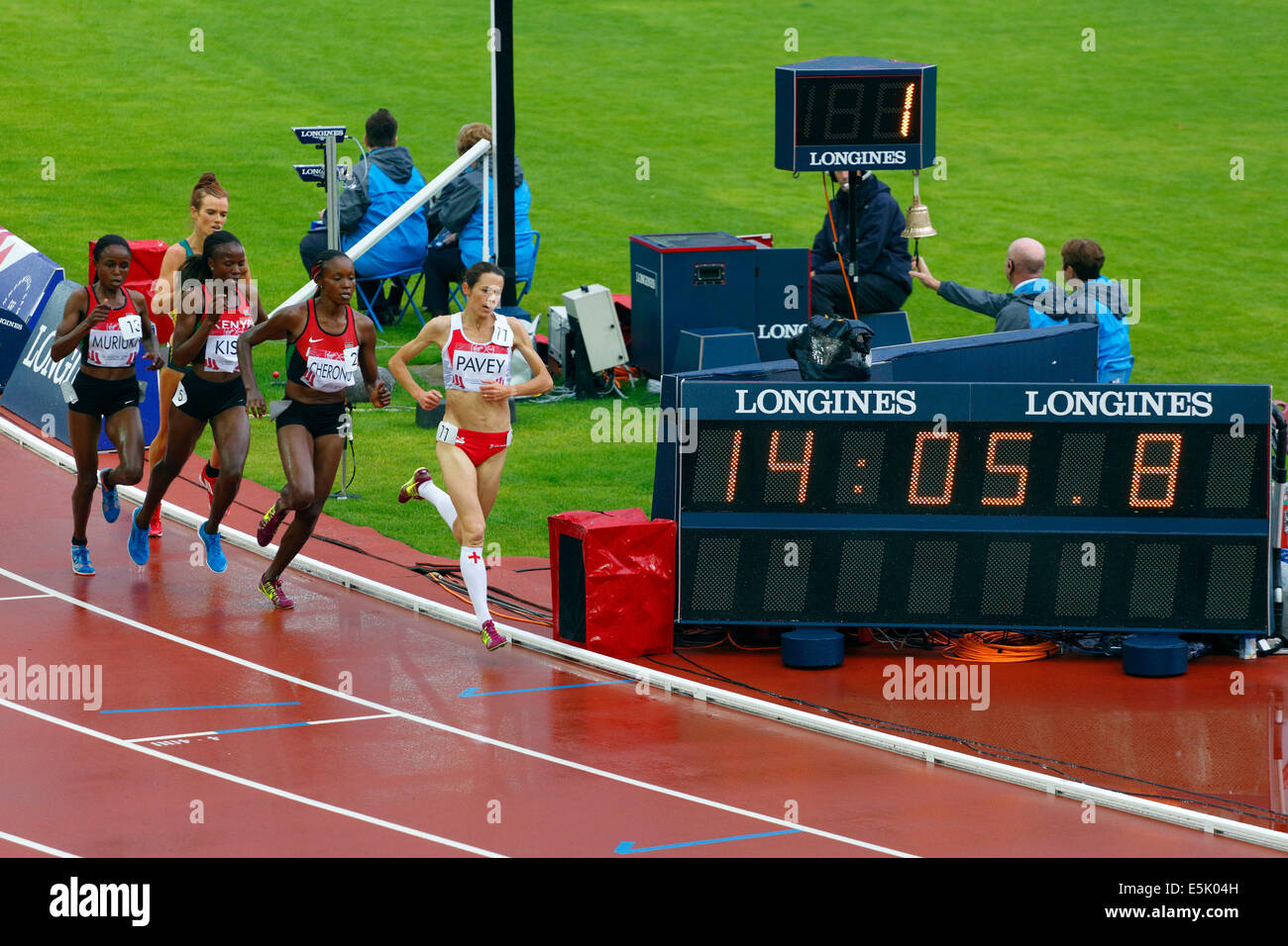 Hampden Park, Glasgow, Scotland, UK, Saturday, 2nd August, 2014. Glasgow 2014 Commonwealth Games, Women’s 5000m Final, final lap. Jo Pavey, England leads the field Stock Photo