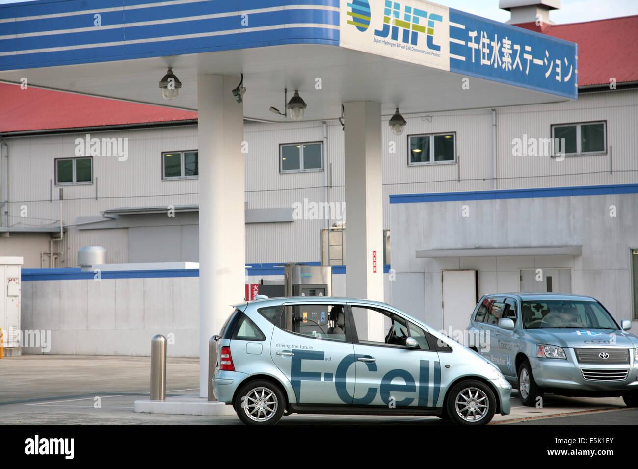 Gas technology in Japan. Fuel cell vehicle 2007 Tokyo Stock Photo Alamy