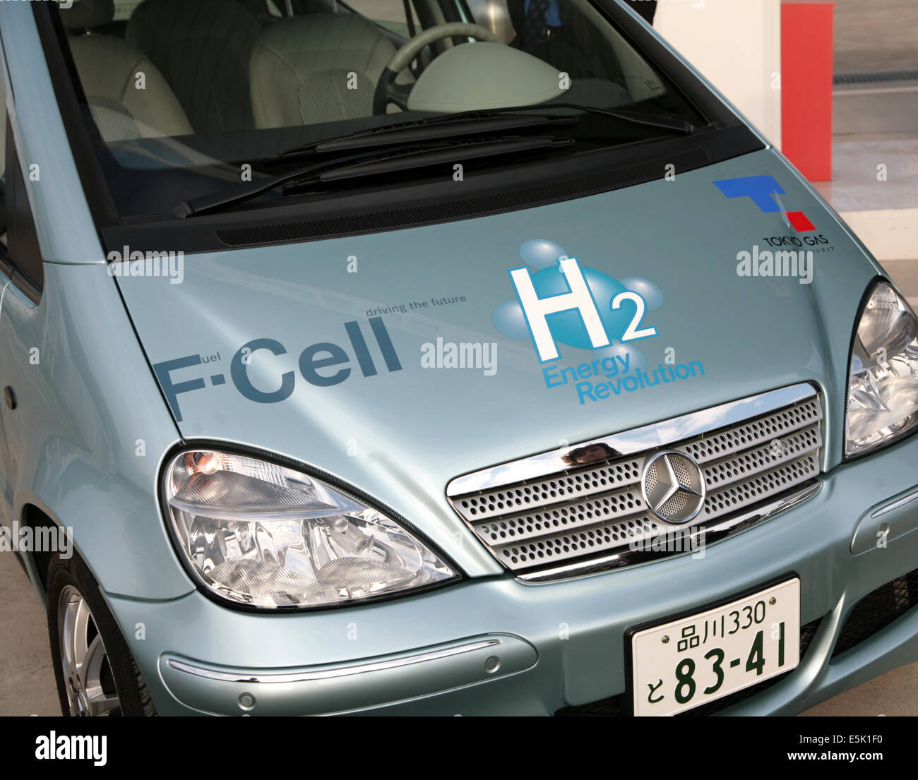 Gas technology in Japan. Fuel cell vehicle 2007 Tokyo Stock Photo Alamy