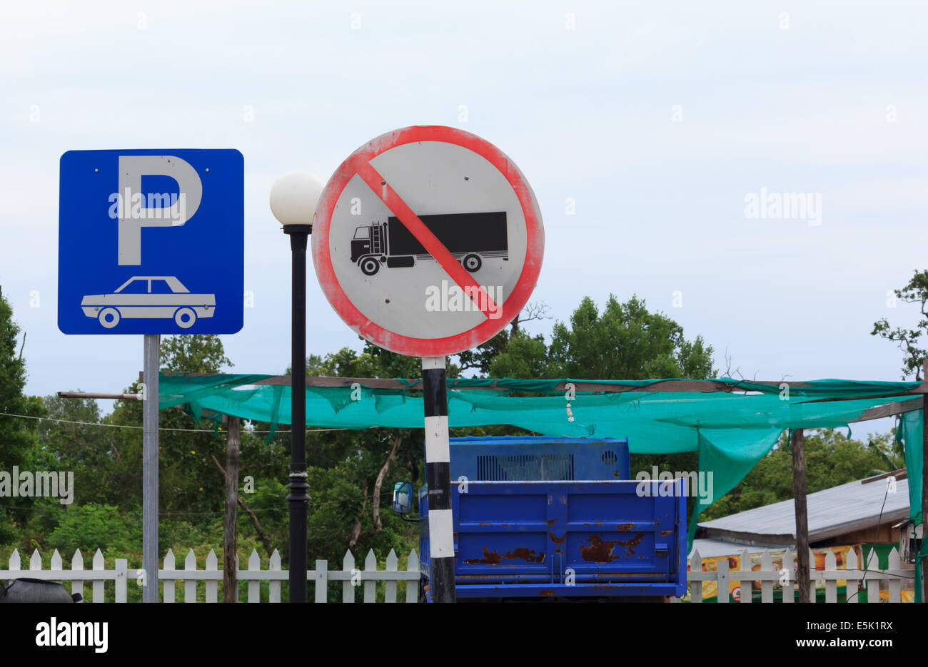 Blue Parking Signs Hi Res Stock Photography And Images Alamy