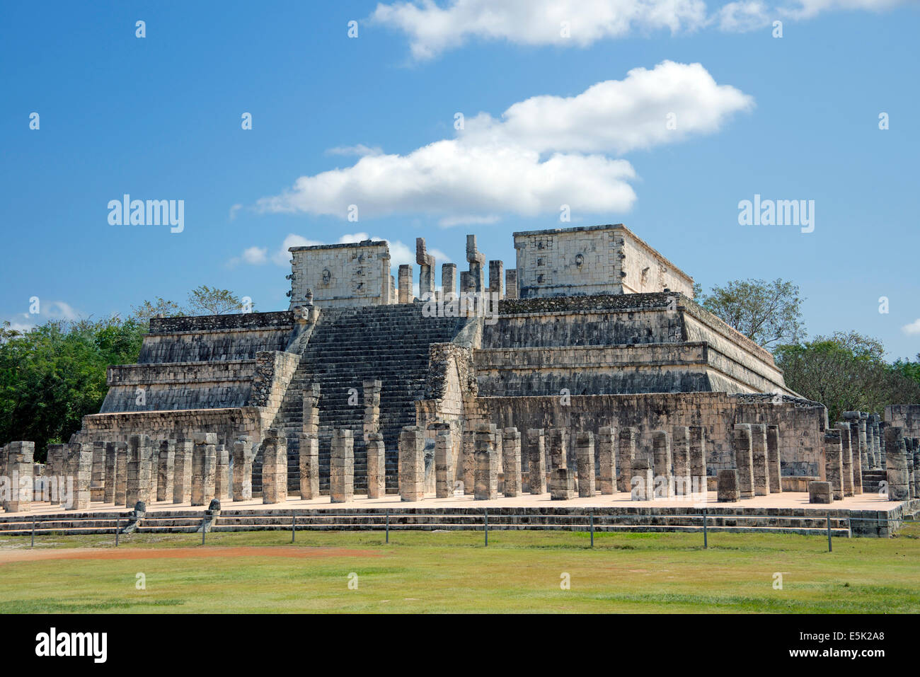 Temple Of Warriors Chichen Itza Yucatan Mexico Stock Photo Alamy Temple Of Warriors Chichen Itza Yucatan Mexico Stock Photo Alamy