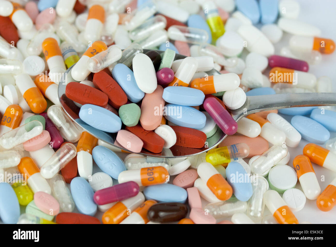 Tabletten Medikamente Loeffel Pillen Medikament Pille Tablette Stock Photo Alamy