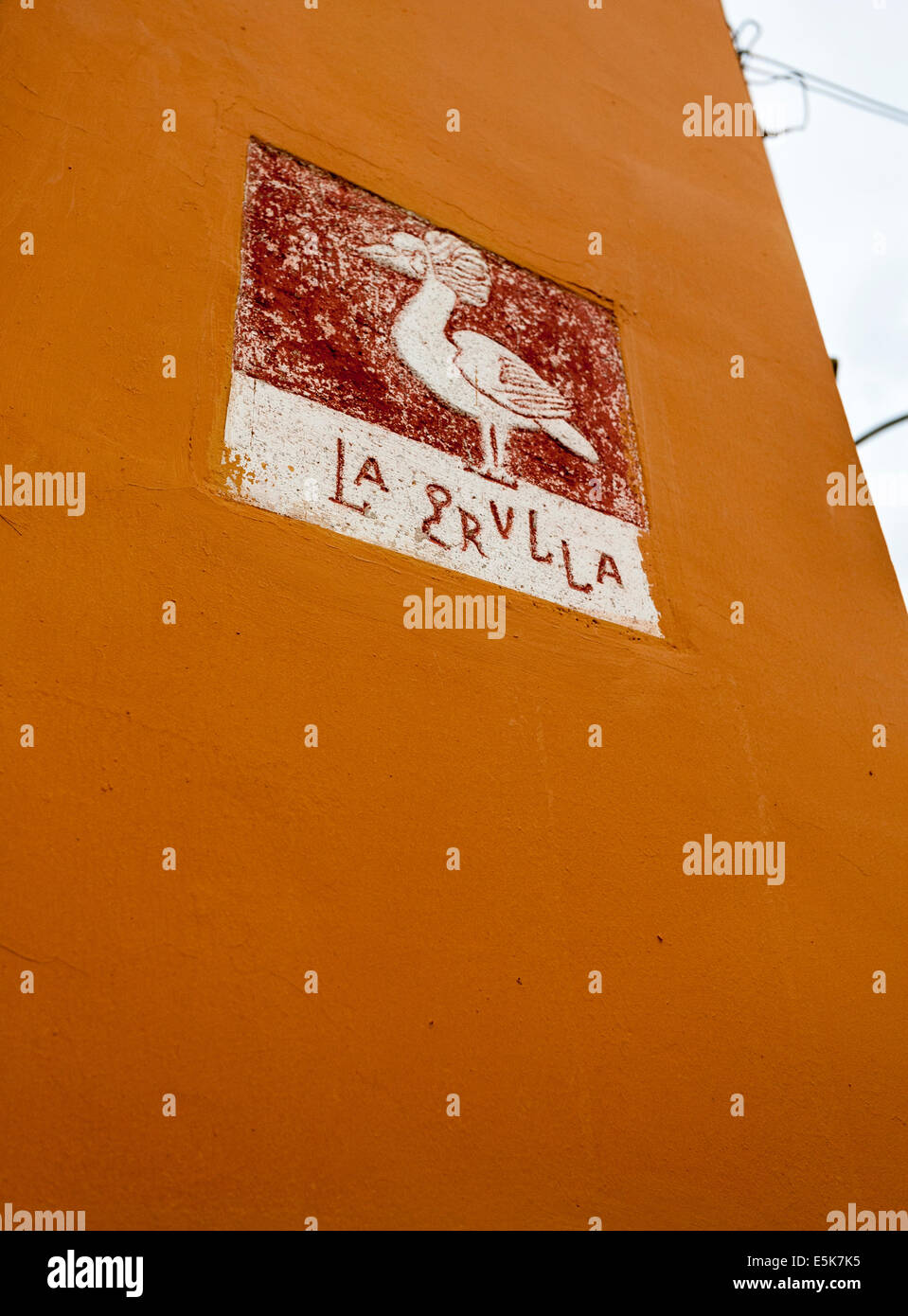 La Grulla: Pictographic Street Sign in Merida. A picture of a crane bird identifies a street in Merida Stock Photo