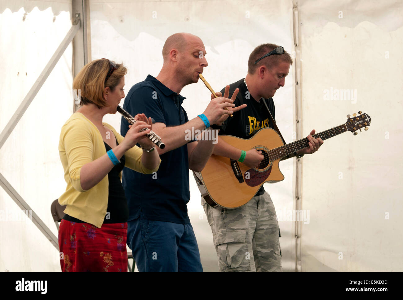 Small folk music group playing at Warwick Folk Festival Stock Photo Alamy