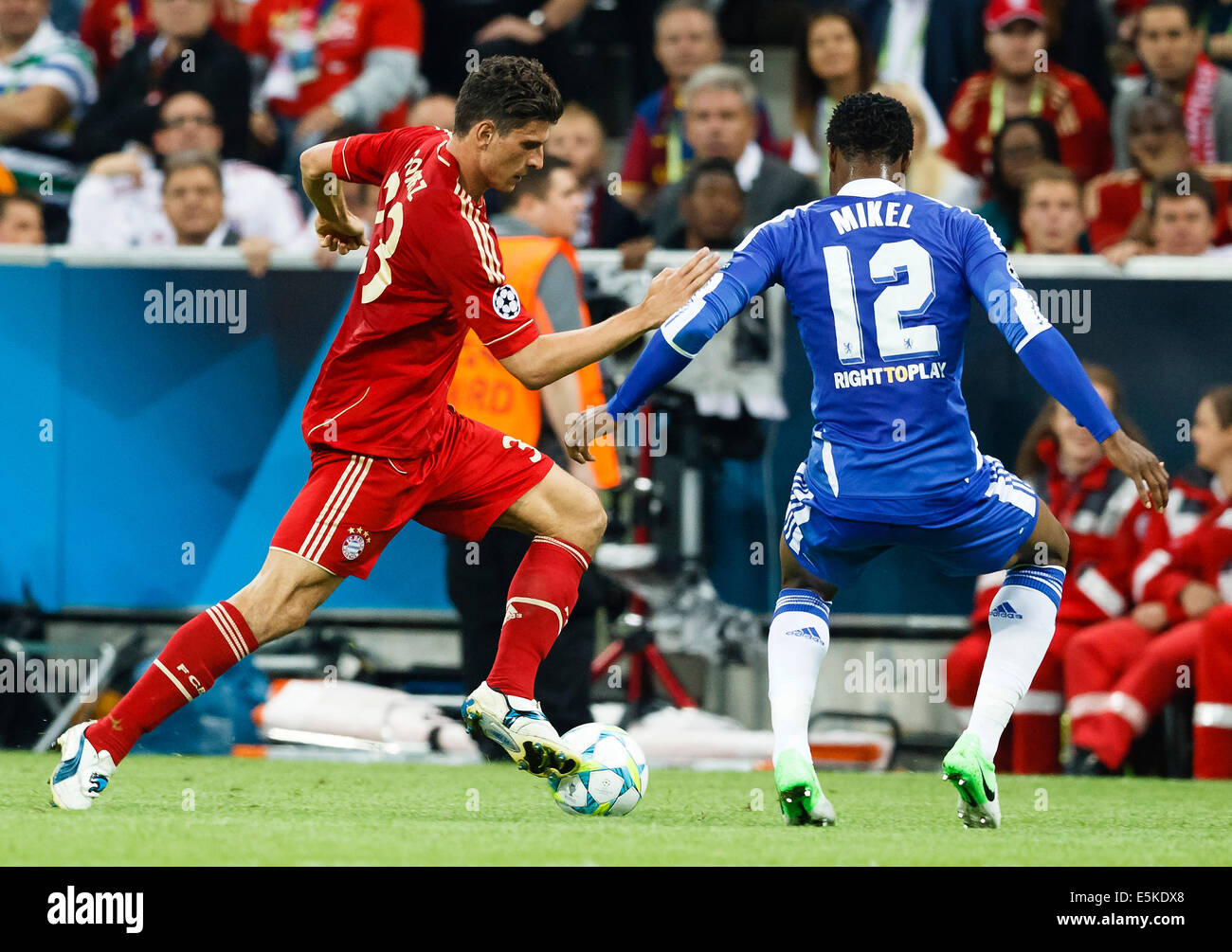 Mikel of Chelsea (R) and Gomez of Bayern Stock Photo