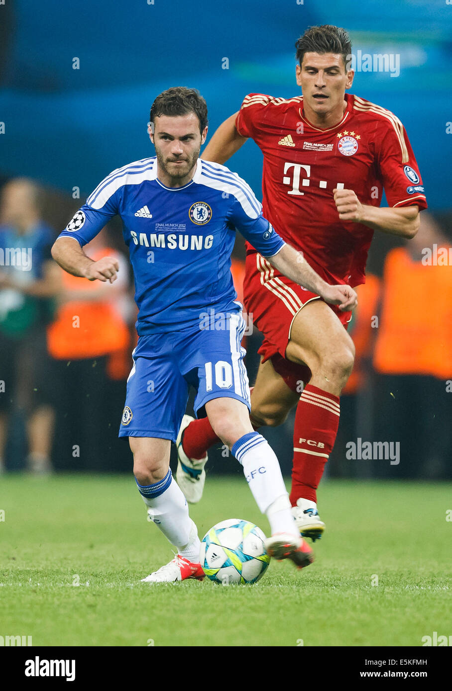 Mata of Chelsea (L) and Gomez of Bayern Stock Photo