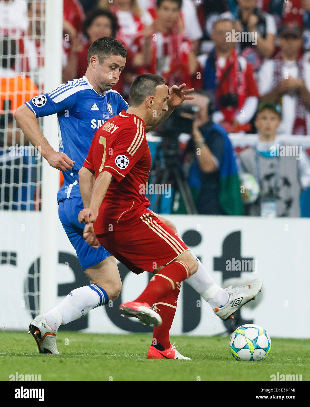 Cahill of Chelsea (L) and Ribery of Bayern Stock Photo