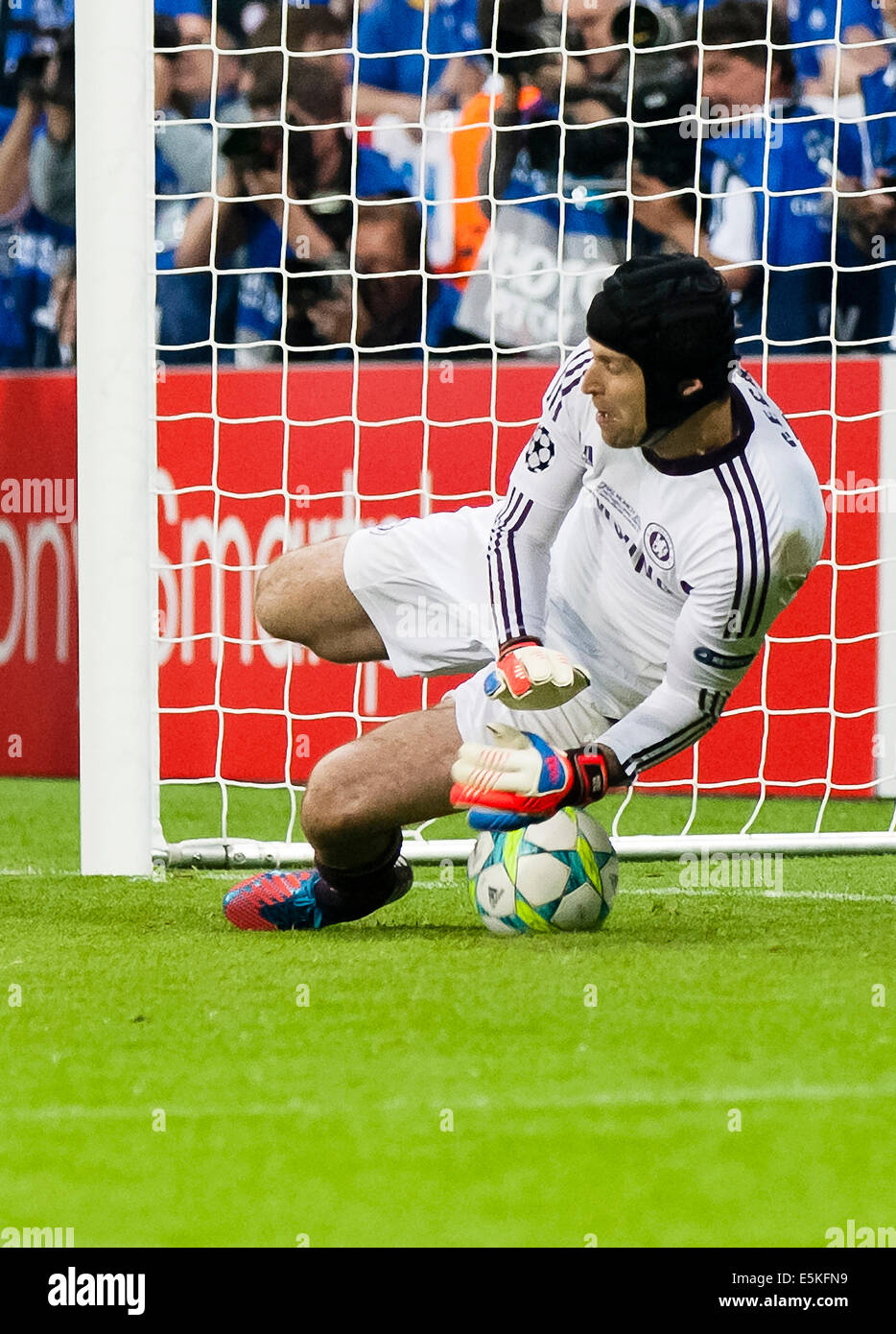 Petr Cech of Chelsea saves the penalty shoot of Bayern's Robben Stock Photo  - Alamy