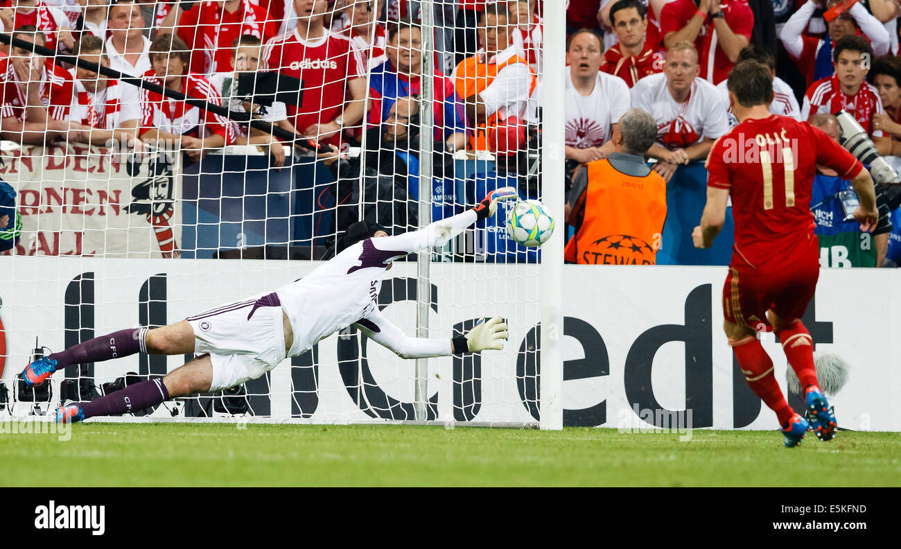 Cech of Chelsea (L) saves the penalty shoot of Bayern's Olic Stock Photo