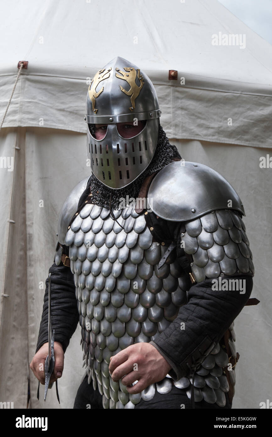 armed-swordsman-in-full-military-armour-with-chain-mail-sword-and-E5KGGW.jpg