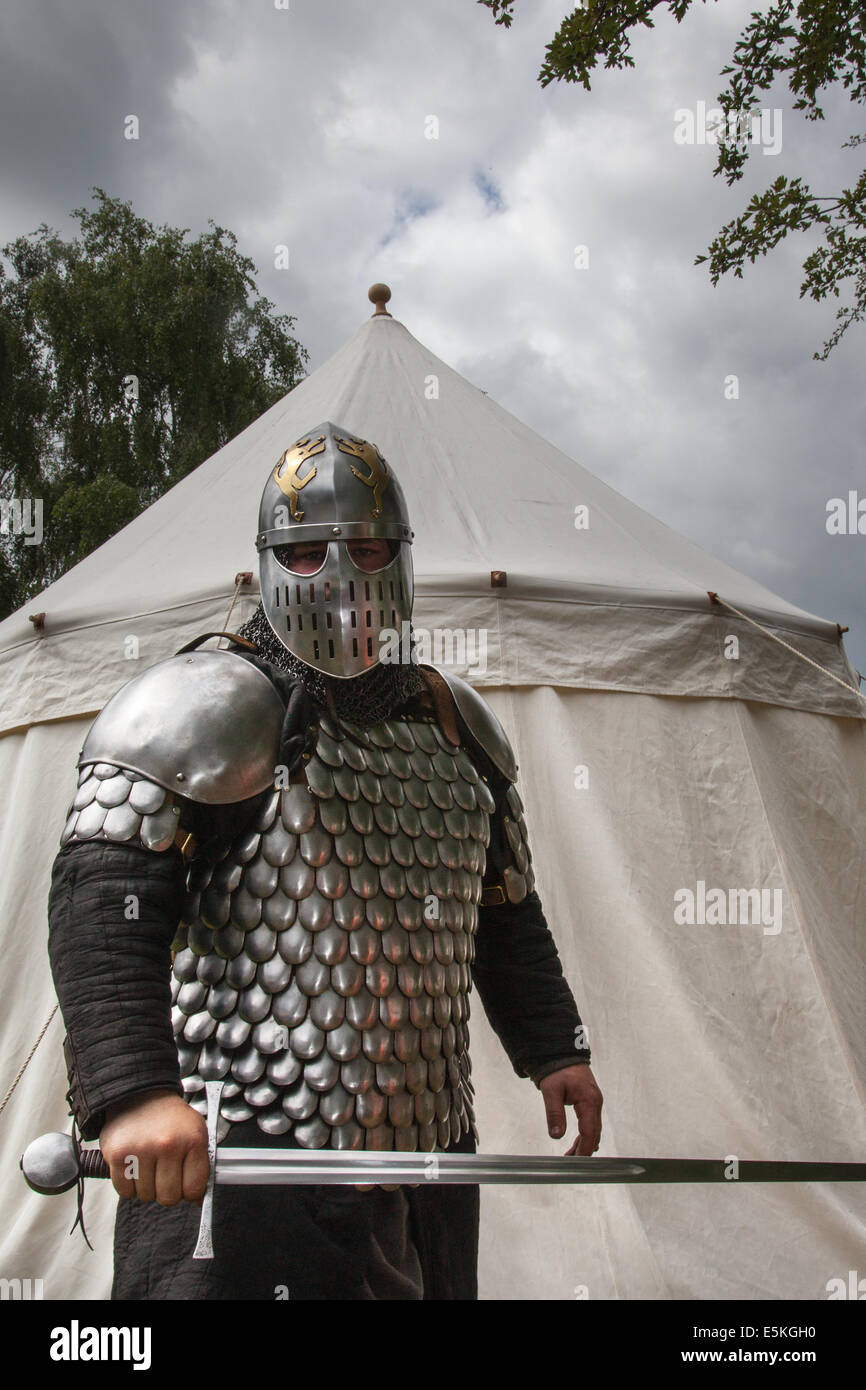 armed-swordsman-in-full-military-armour-with-chain-mail-sword-and-E5KGH0.jpg