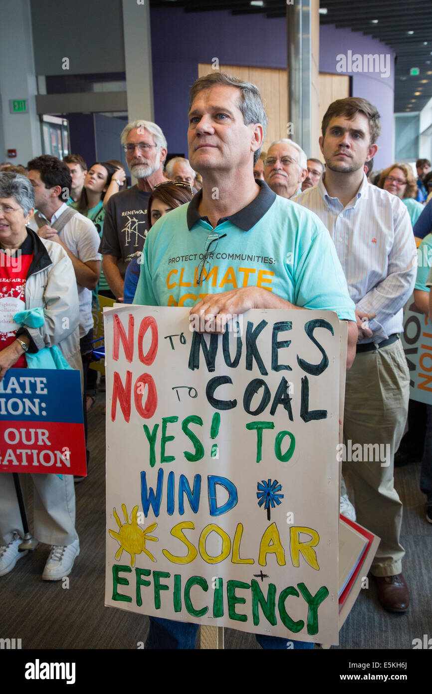 Pittsburgh, Pennsylvania - Environmentalists rallied to support restrictions on burning coal for electricity. Stock Photo