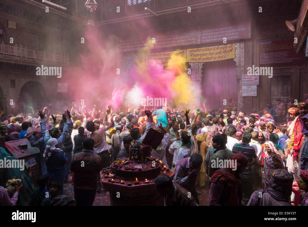 Devotees celebrating and throwing coloured powder, Holi festival, Banke Bihari Temple, Vrindavan, Uttar Pradesh, India Stock Photo