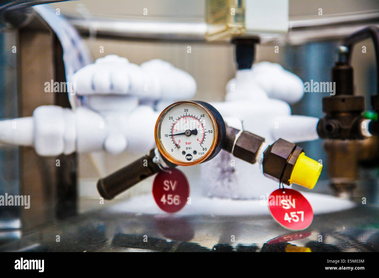 A pressure gauge in a science research laboratory Stock Photo Alamy