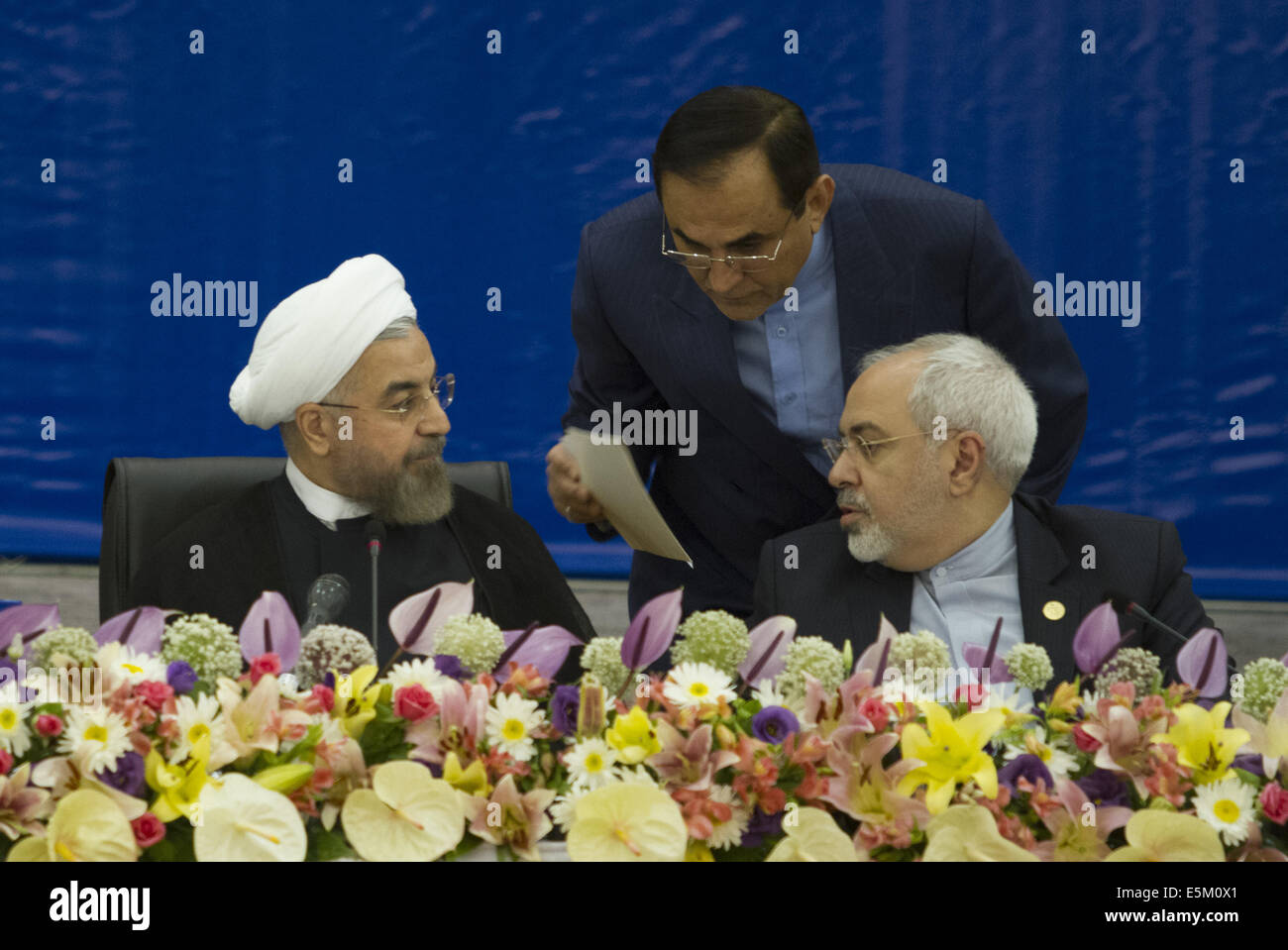 Tehran, Iran. 4th Aug, 2014. An Iranian official speaks with Iranian President HASSAN ROUHANI (L) and Iran's Foreign Minister MOHAMMAD JAVAD ZARIF during the opening of Non-Aligned Movement Ministerial Committee on Palestine Meeting on Situation in Gaza, in Tehran. Morteza Nikoubazl/ZUMAPRESS Credit:  Morteza Nikoubazl/ZUMA Wire/Alamy Live News Stock Photo