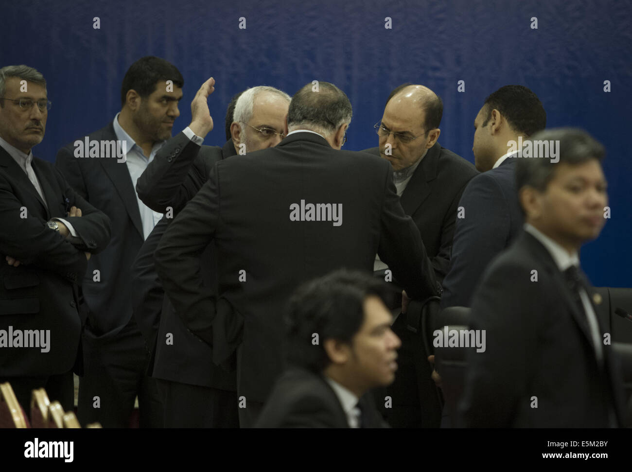 Tehran, Iran. 4th Aug, 2014. August 4, 2014 - Tehran, Iran - Iran's Foreign Minister MOHAMMAD JAVAD ZARIF (C) speaks with the Iranian officials as he attend the opening of Non-Aligned Movement Ministerial Committee on Palestine Meeting on Situation in Gaza, in Tehran. Morteza Nikoubazl/ZUMAPRESS Credit:  Morteza Nikoubazl/ZUMA Wire/Alamy Live News Stock Photo