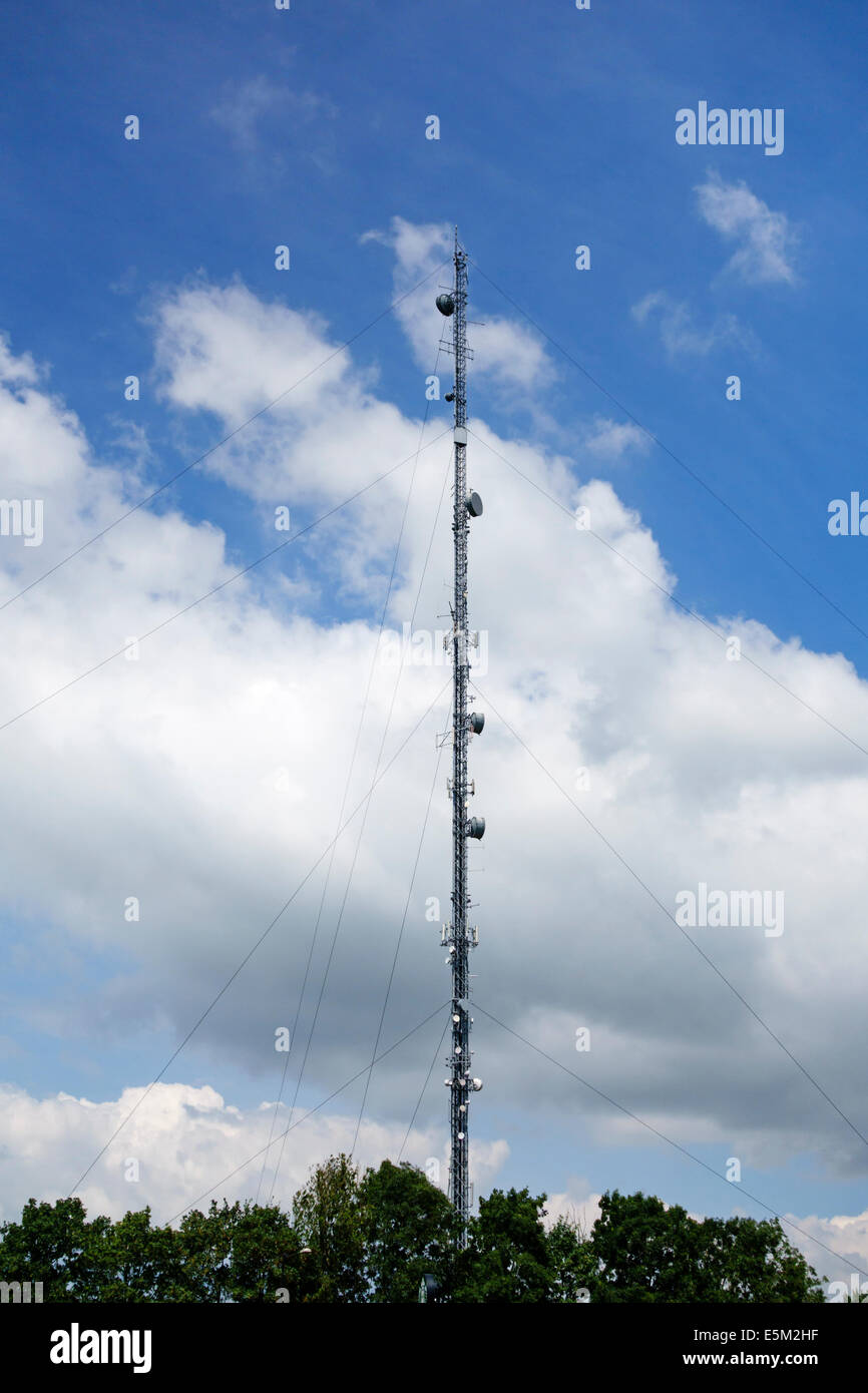 A tall radio and telecoms transmitter mast at Membury Services on the M4 motorway, UK. It is 500ft (152m) high Stock Photo