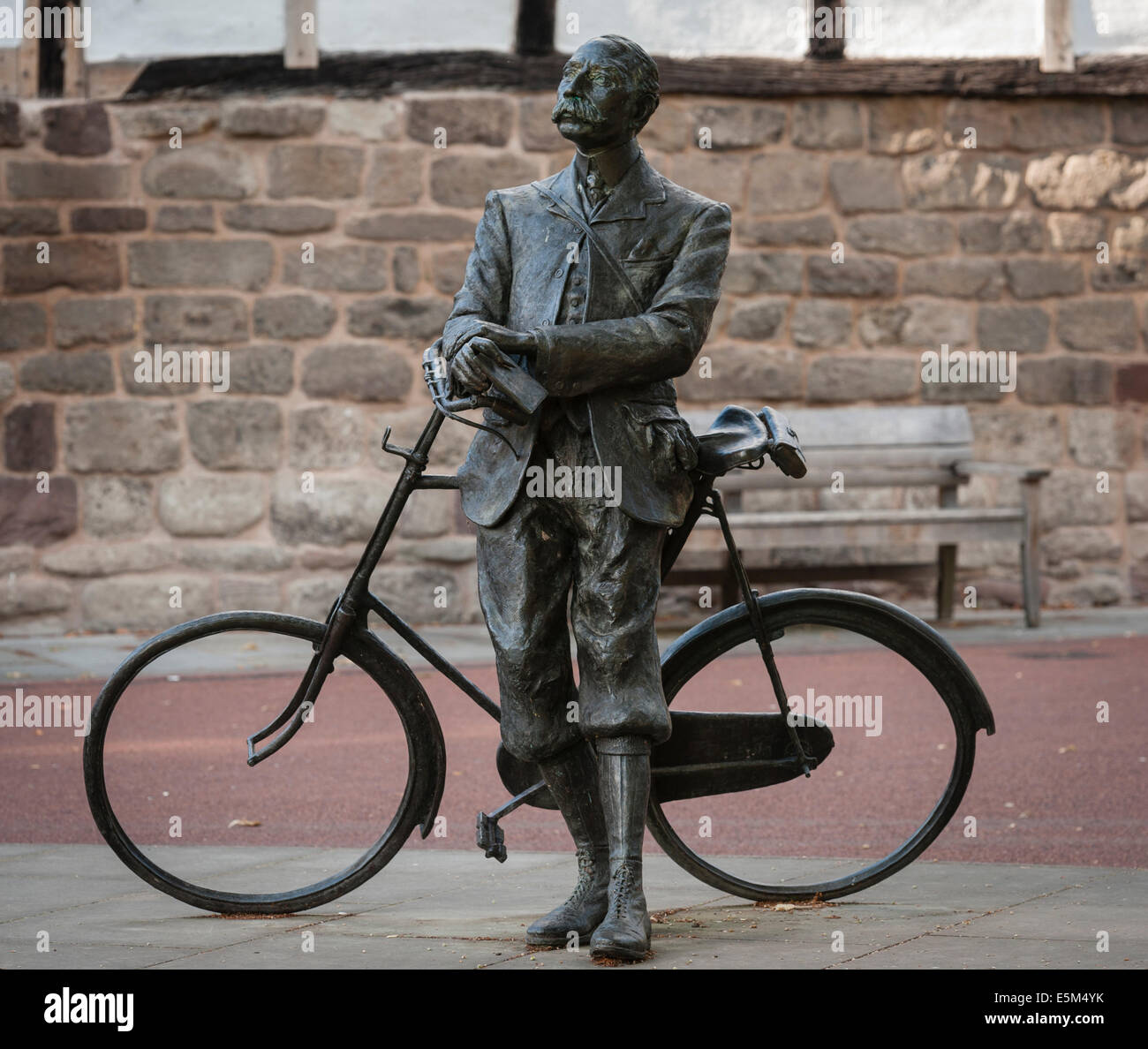 A bronze statue of the local composer Sir Edward Elgar (by the sculptor Jemma Pearson) stands in the cathedral close in Hereford, UK Stock Photo