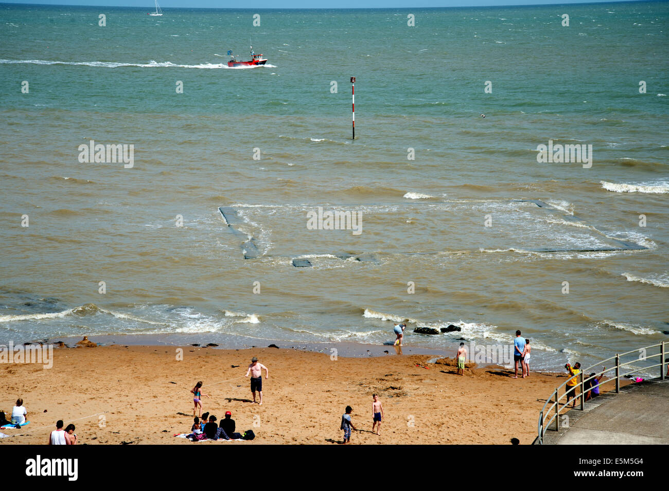 Broadstairs, Kent. Submerged sea swimming pool with people on the beach Stock Photo