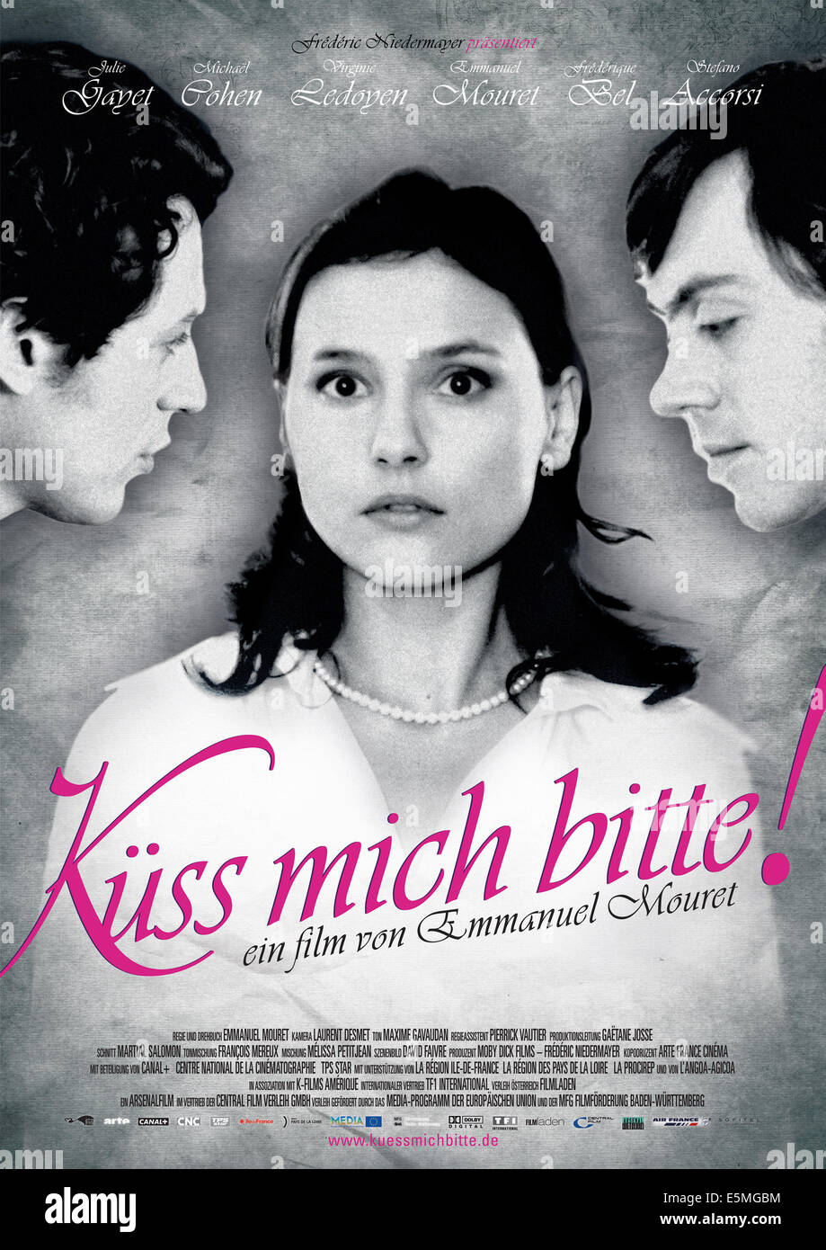 A KISS PLEASE, (aka UN BAISER S'IL VOUS PLAIT), German poster art, from left: Michael Cohen, Virginie Ledoyen, Emmanuel Mouret, Stock Photo