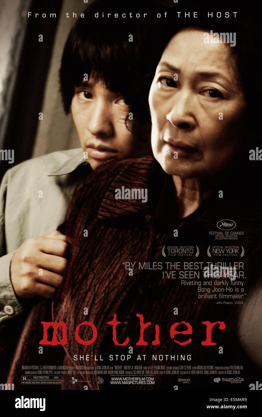 MOTHER, (aka MADEO), from left: WON Bin, KIM Hye-ja, 2009. ©Magnolia Films/courtesy Everett Collection Stock Photo