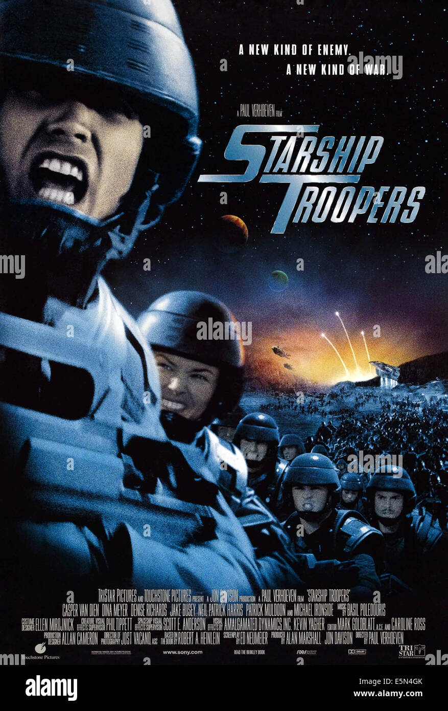 STARSHIP TROOPERS, US poster art, from left: Casper Van Dien, Dina Meyer, 1997, ©TriStar Pictures/courtesy Everett Collection Stock Photo