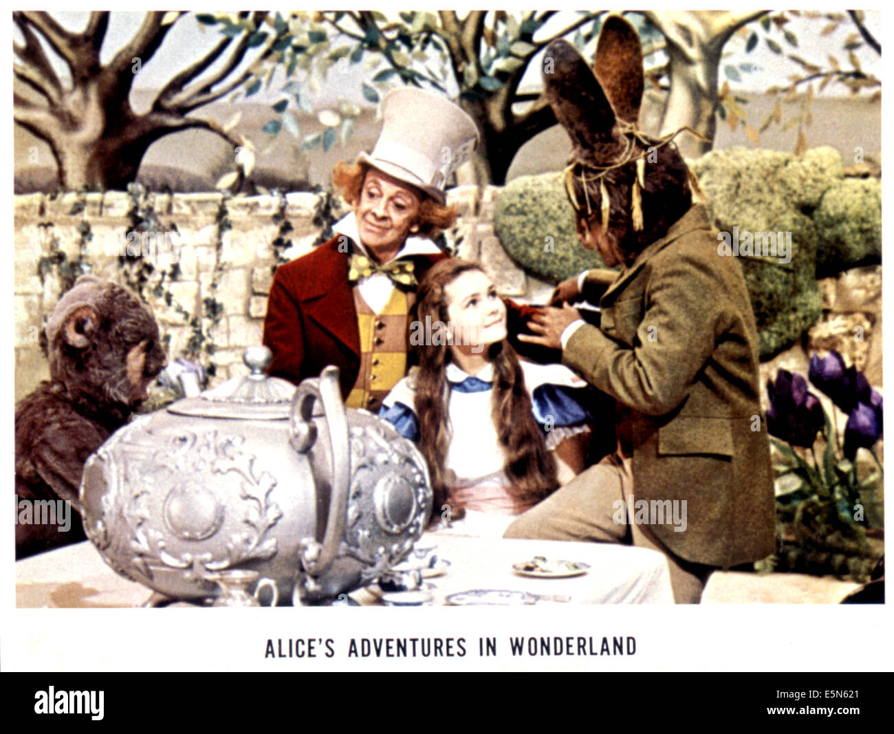 ALICE'S ADVENTURES IN WONDERLAND, Davy Kaye, Robert Helpmann, Fiona Fullerton, Peter Sellers, 1972 Stock Photo
