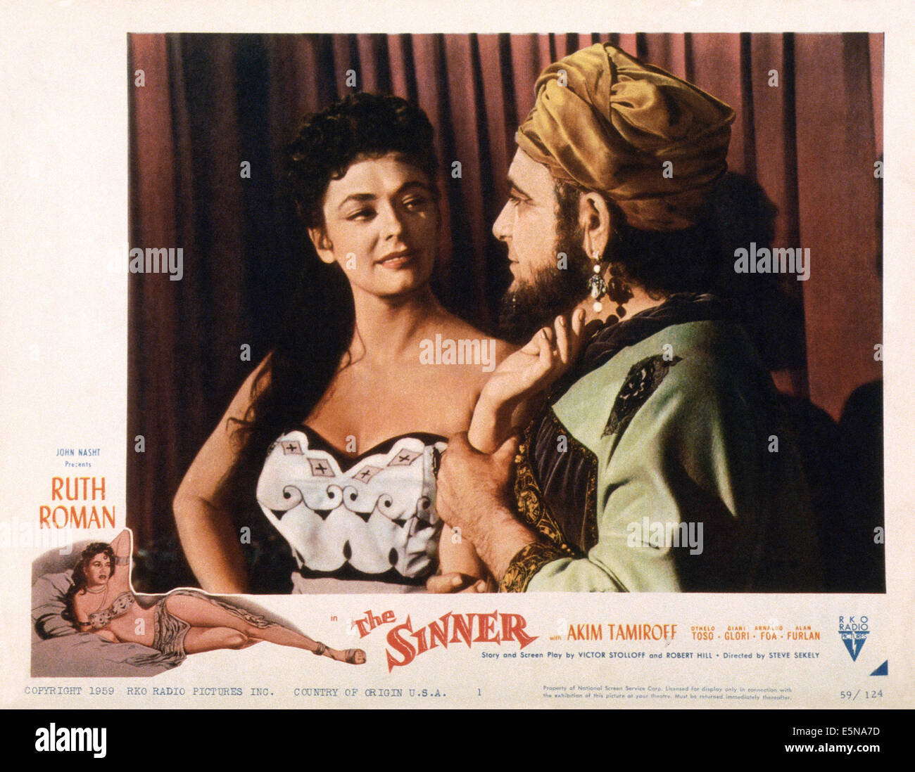 DESERT DESPERADOS, (aka THE SINNER), US lobbycard, from left: Ruth Roman, Akim Tamiroff, 1959 Stock Photo