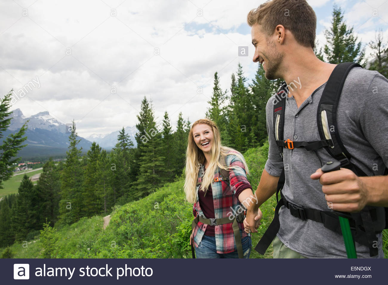 Hiking mountains couple hi-res stock photography and images - Alamy