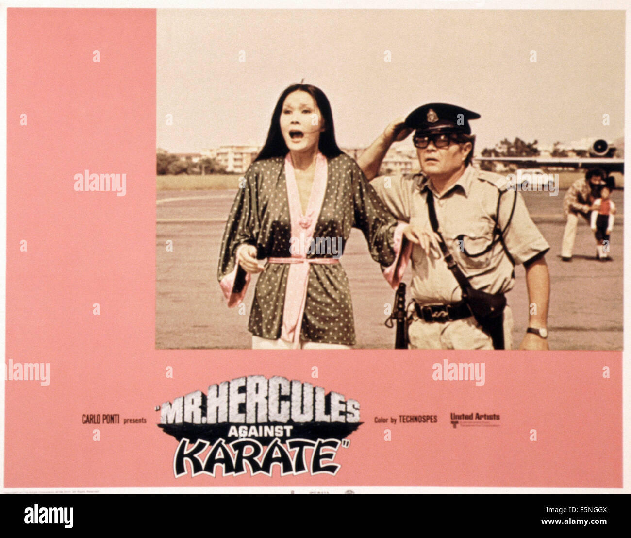 MR. HERCULES AGAINST KARATE, (aka SCHIAFFONI E KARATE), Sue Chang (left