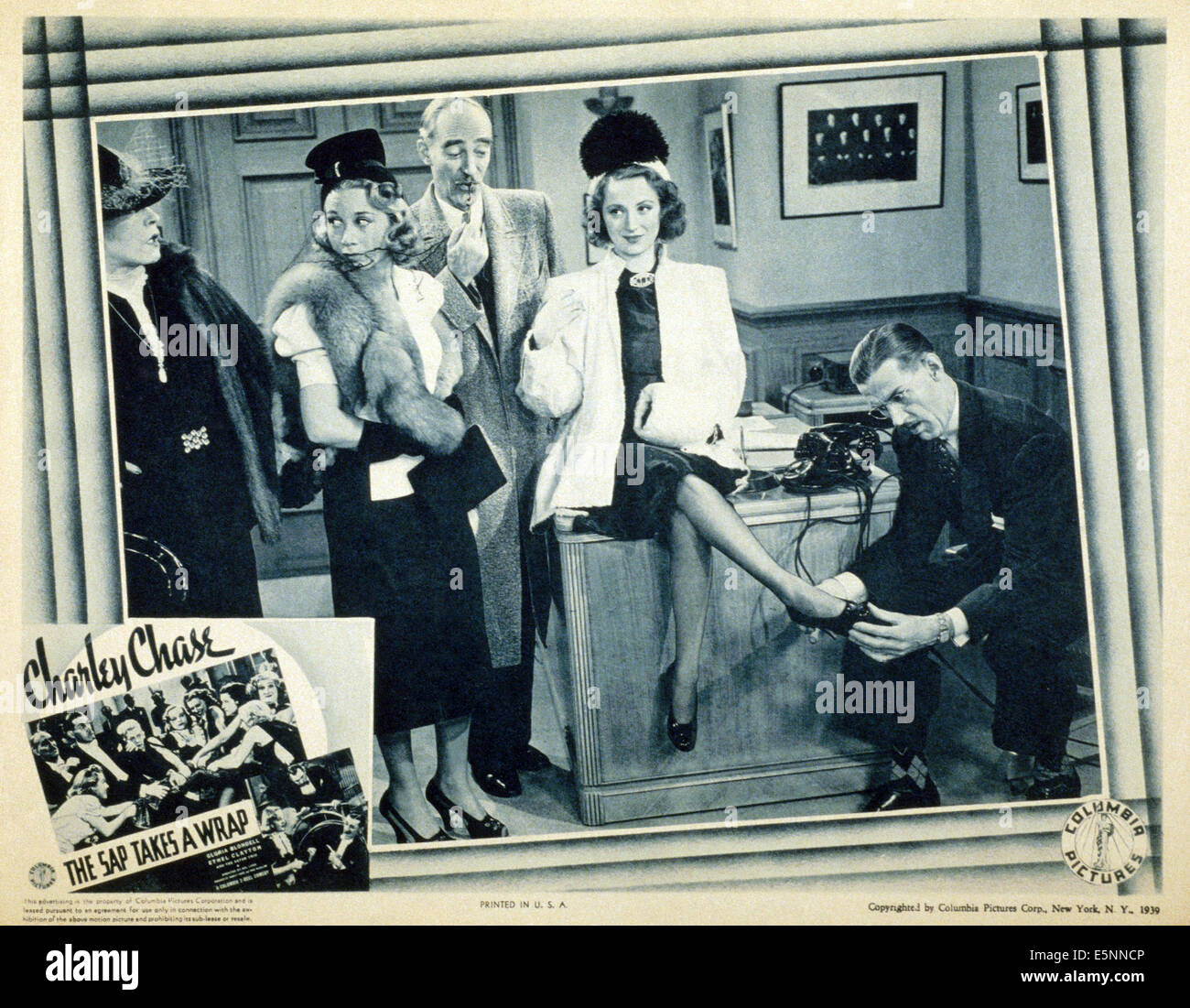 THE SAP TAKES A WRAP, US lobbycard, standing from left: Ethel Clayton, Gloria Blondell, Harry Wilson, Charley Chase (right), Stock Photo