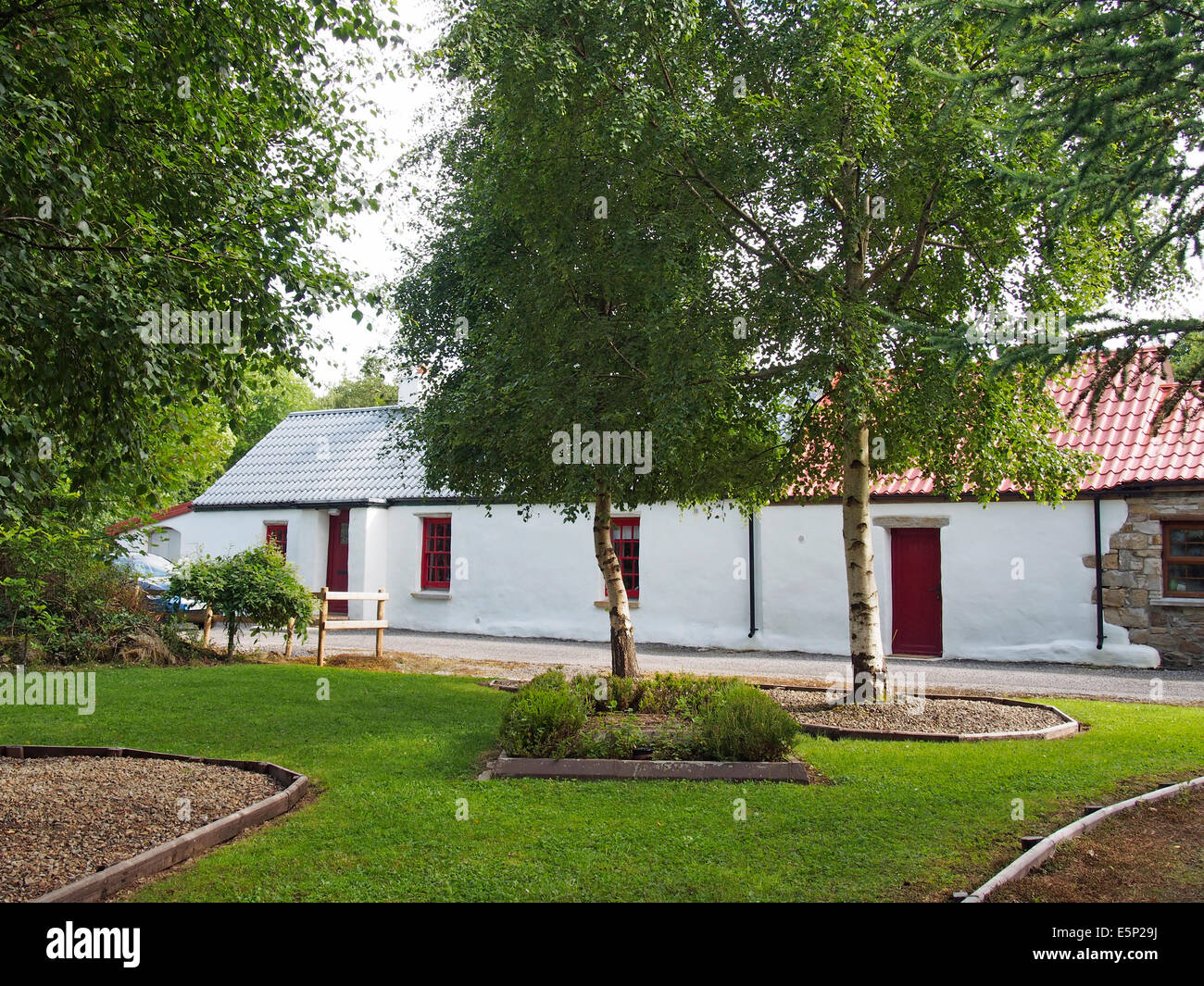 Traditional irish cottage hi-res stock photography and images - Alamy