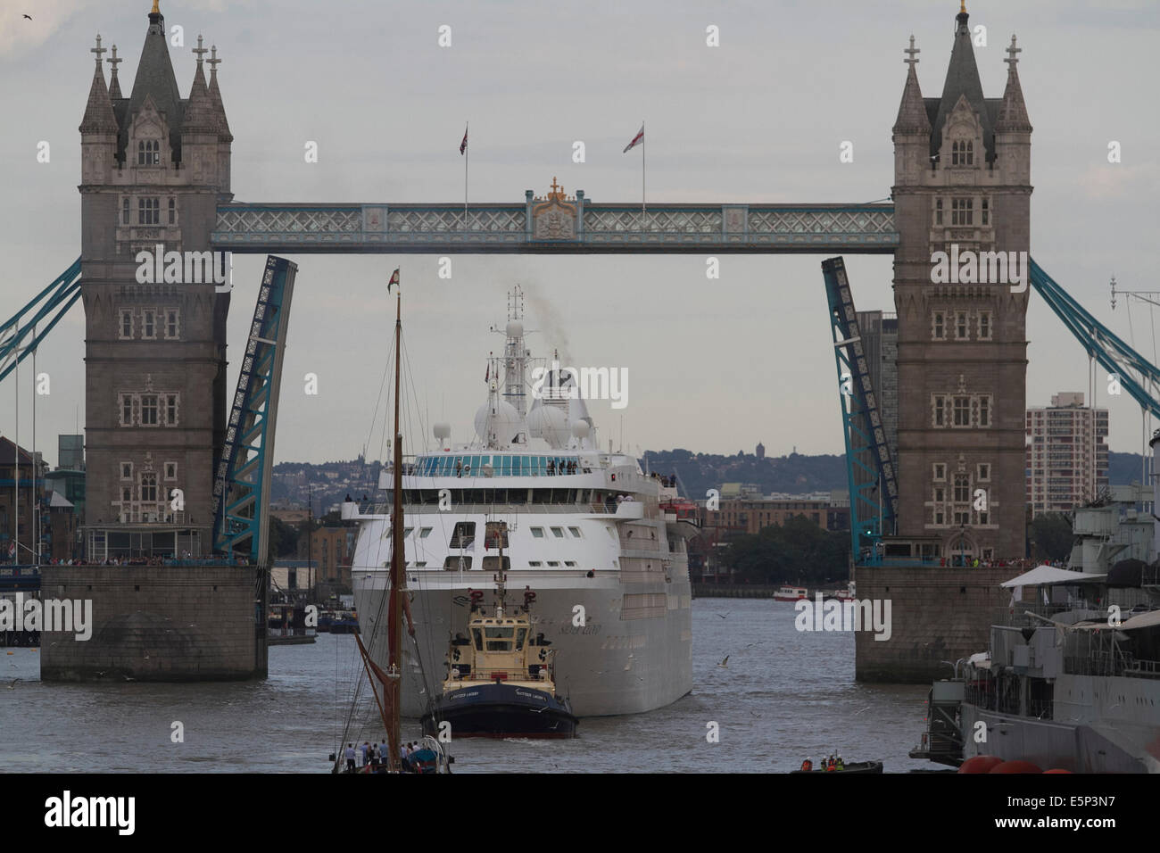 London,UK. 4th August 2014. Luxury cruise ship Silver Cloud passes under Tower Bridge after docking next to HMS Belfast Credit:  amer ghazzal/Alamy Live News Stock Photo