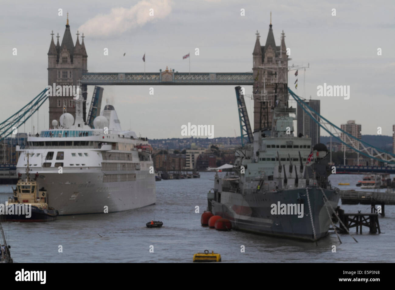 Cruise ship passing under tower bridge hi-res stock photography and ...