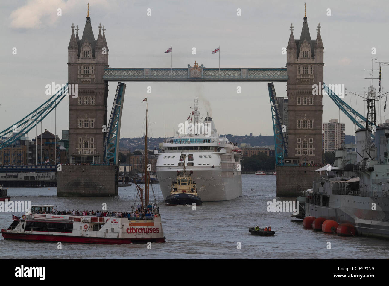 Cruise ship passing under tower bridge hi-res stock photography and ...