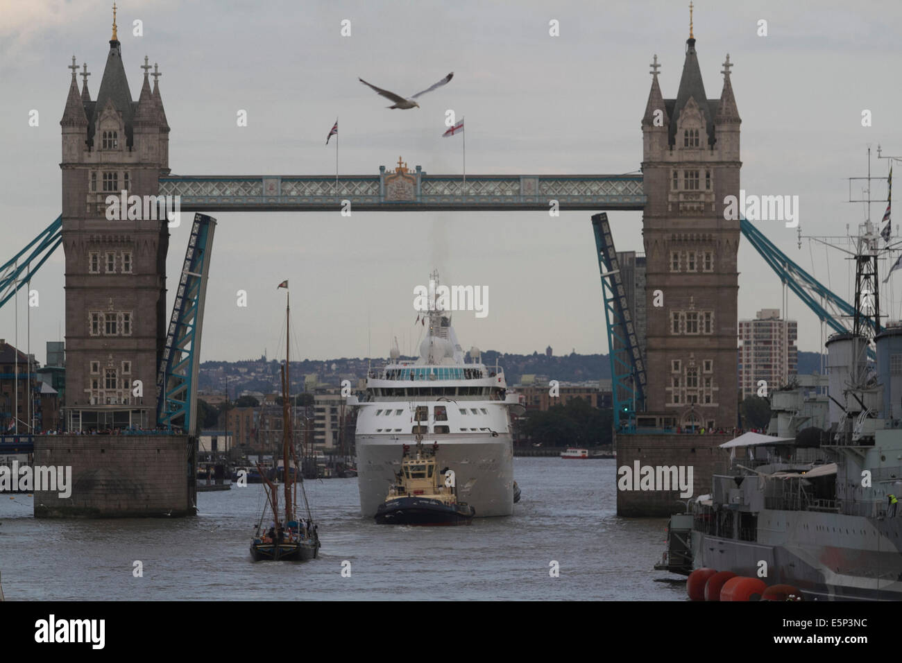 Cruise ship passing under tower bridge hi-res stock photography and ...