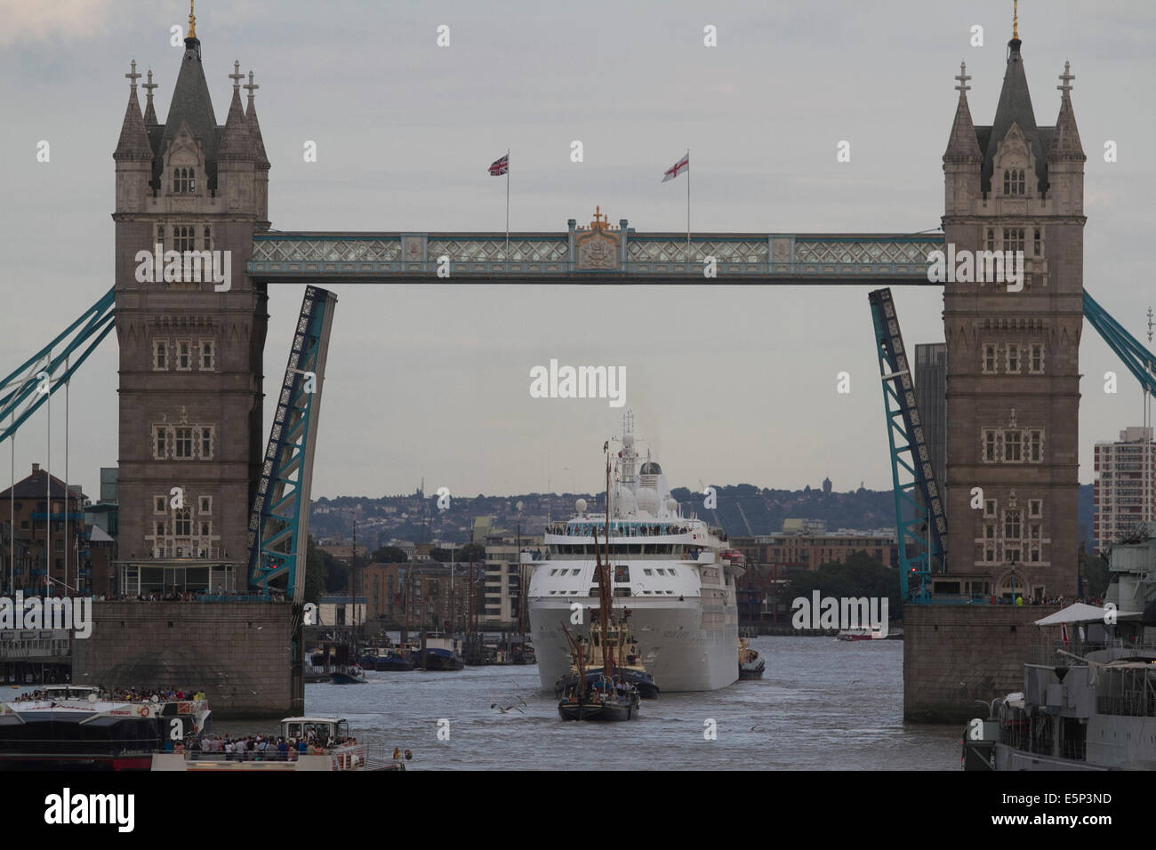 Cruise ship passing under tower bridge hi-res stock photography and ...