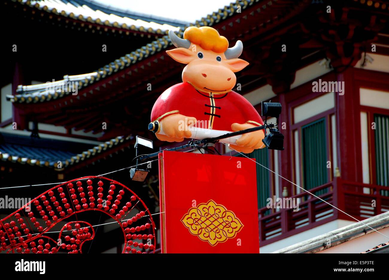 Singapore Year Of The Cow Chinese Lunar New Year Decorations In Front Of The Buddha Tooth Relic Temple On South Bridge Road Stock Photo Alamy Singapore Year Of The Cow Chinese Lunar New Year Decorations In Front Of The Buddha Tooth Relic Temple On South Bridge Road Stock Photo Alamy