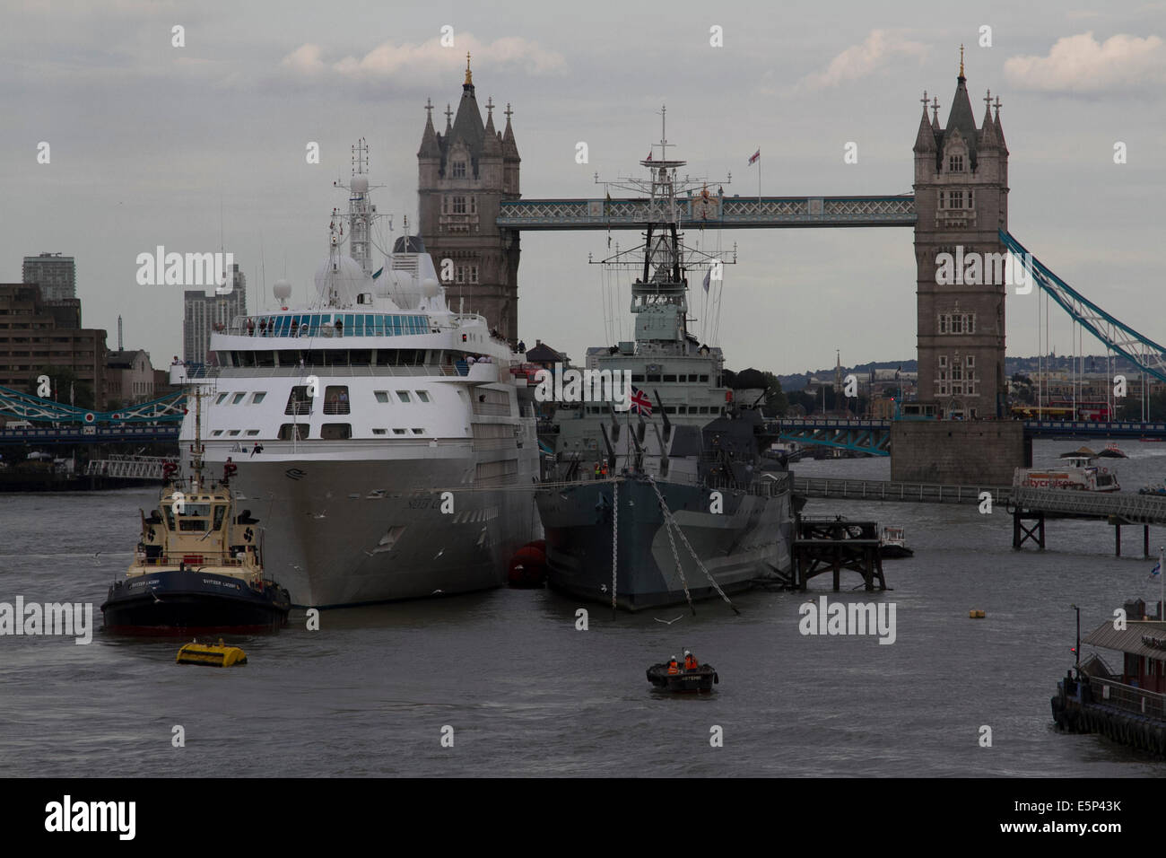 Cruise ship passing under tower bridge hi-res stock photography and ...
