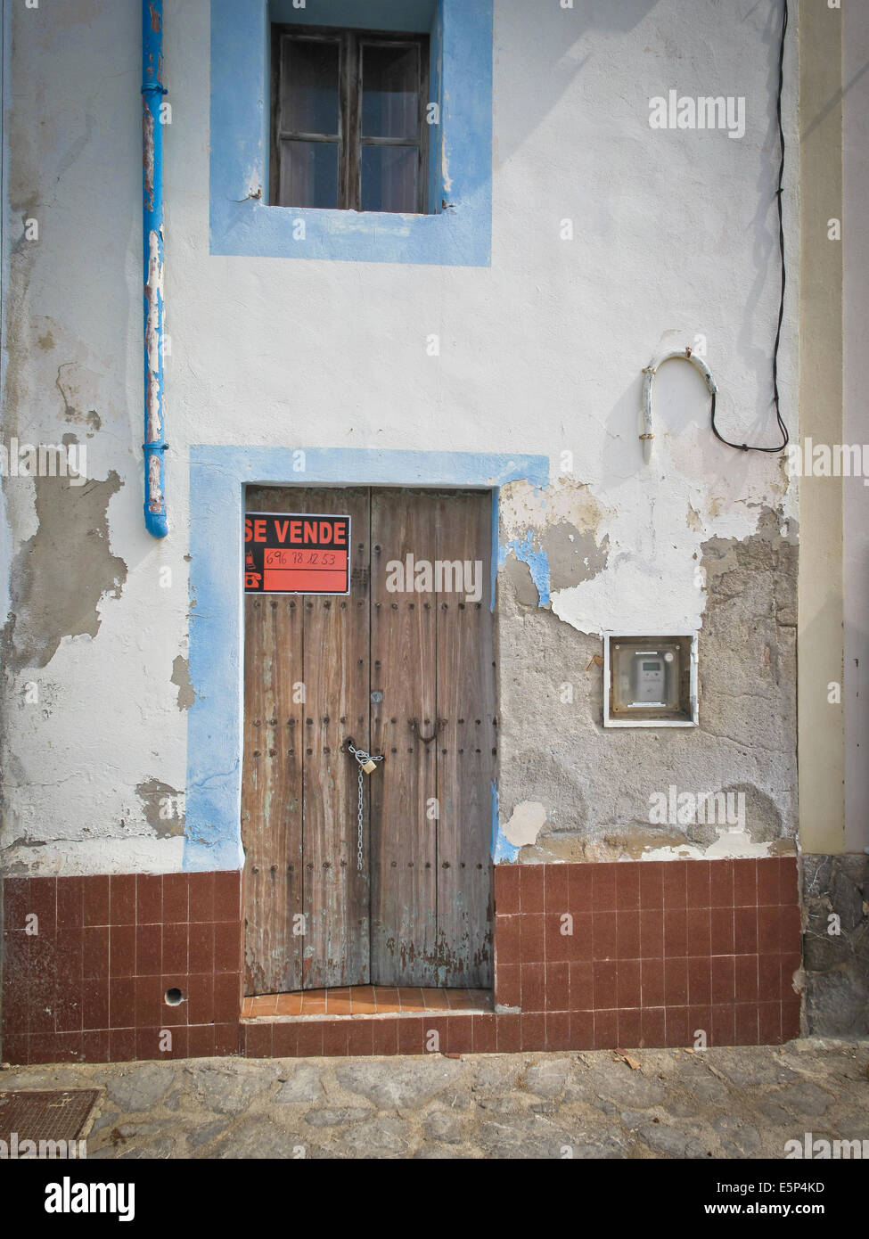 A tiny house for sale in Spain.The sign reads Se vende for sale in Spanish Stock Photo Alamy