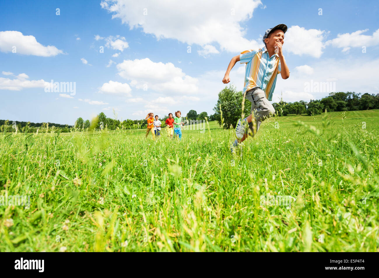девочка бегает по полю. бег по полю. включи бегает по полю. бегу по полю. мальчик бежит по полю.