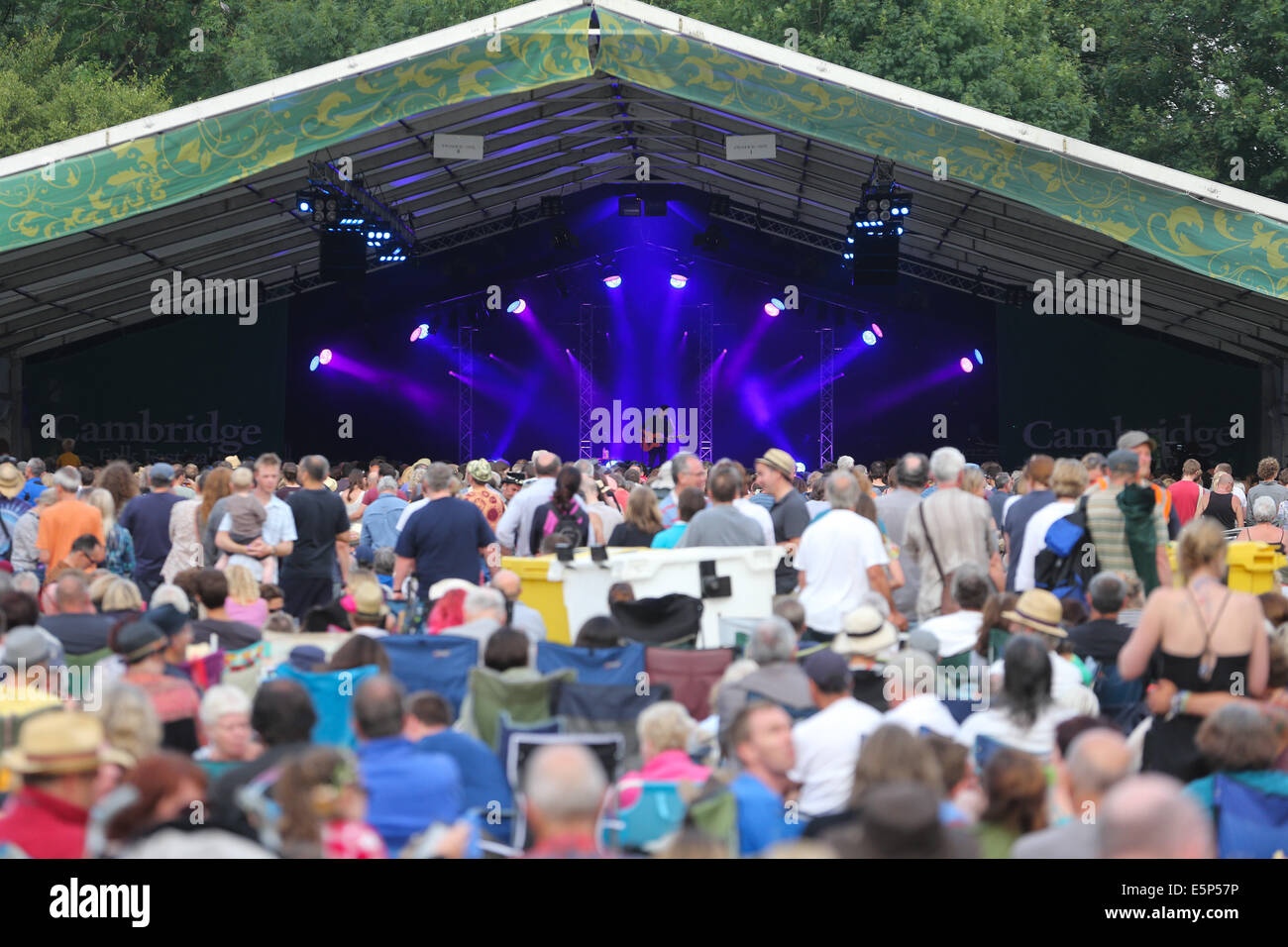 CAMBRIDGE FOLK FESTIVAL CROWD AND STAGE Stock Photo Alamy