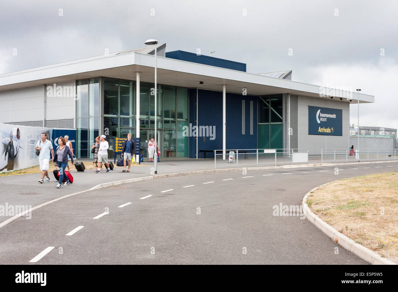 Arrivals terminal hi-res stock photography and images - Alamy