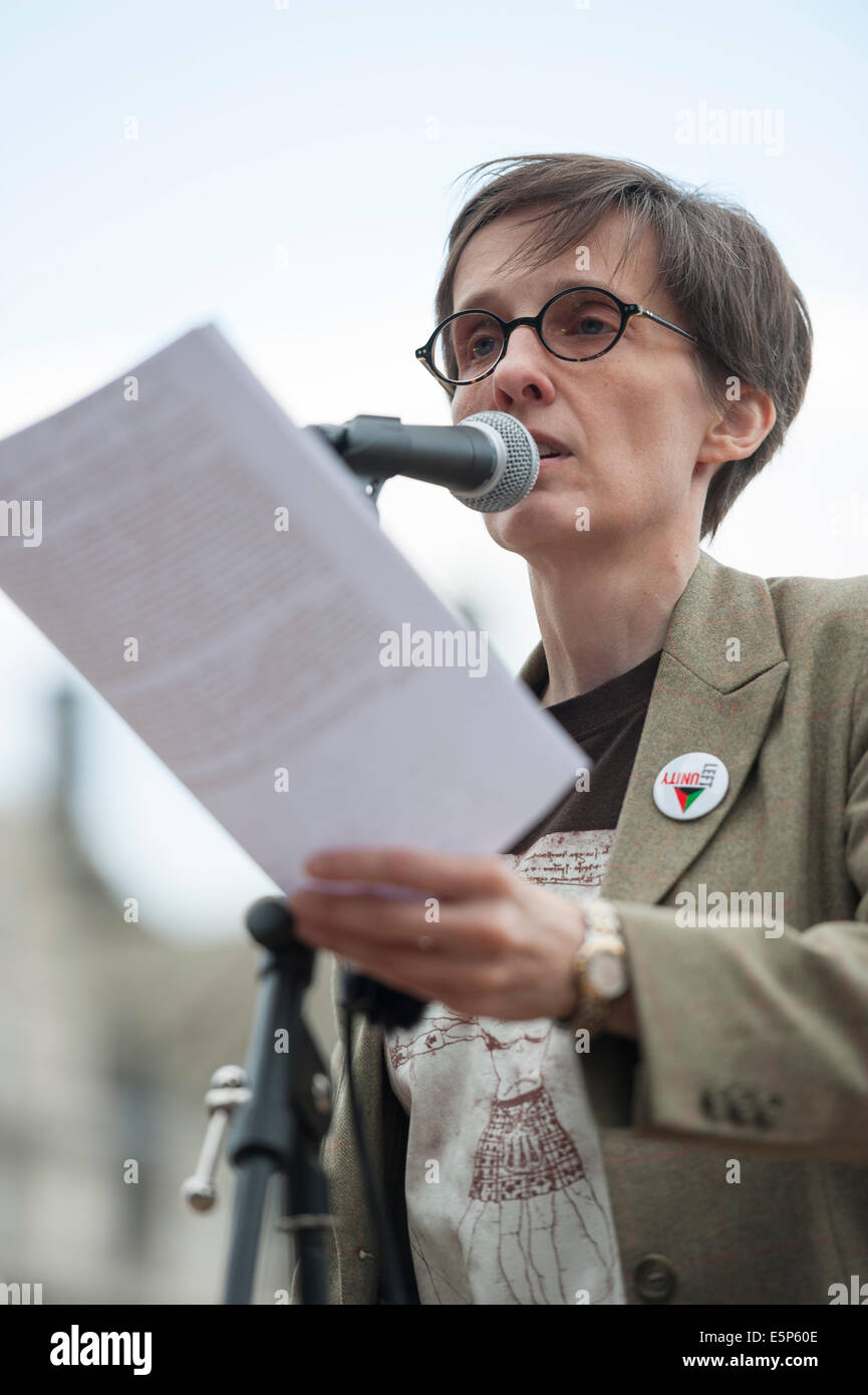 Parliament Square, London, UK. 4th August 2014. The “No Glory in War” campaign held an event in Parliament Square, London, to commemorate the 15 million killed in World War one, including nearly one million British soldiers. The campaigners advocate that the best the fallen dead can be commemorated is by creating a world in which there is no more war. Pictured: A.L. KENNEDY - writer & performer. Credit:  Lee Thomas/Alamy Live News Stock Photo